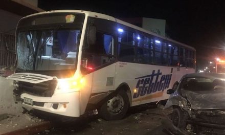 Se pasa la luz roja en pleno Centro de Saltillo, ebrio impacta transporte de personal