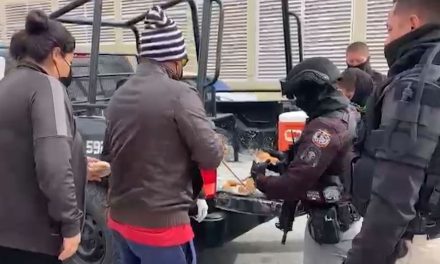 Elementos de la PCC ayudan a mitigar el frío a familiares de pacientes en Saltillo
