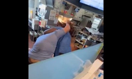 Video: Se arma batalla campal en un McDonald’s…¡se arrancan hasta la peluca!