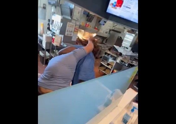 Video: Se arma batalla campal en un McDonald’s…¡se arrancan hasta la peluca!