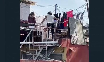 Indignante: Mujer golpea a pequeñita de dos años por perder dinero en Michoacán (video)