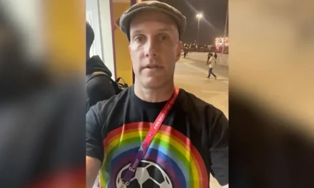 Periodista señala que le negaron la entrada a estadio en Qatar por llevar camiseta con un arcoíris
