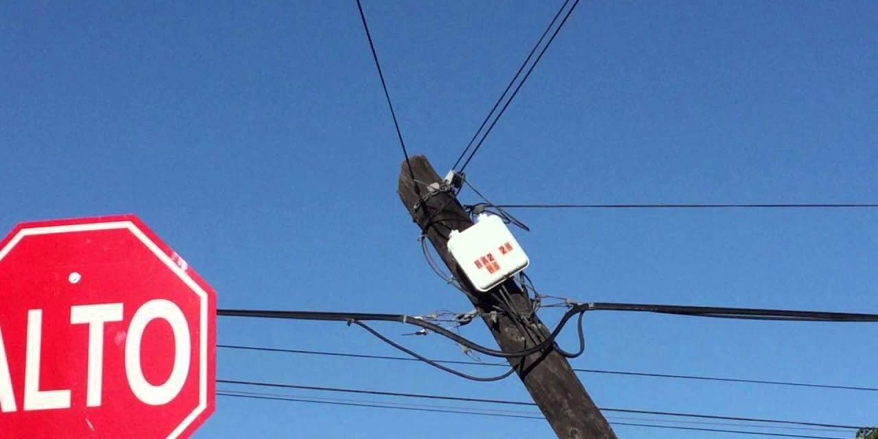 Saltillo: Poste de Telmex a punto de caer; en riesgo integridad de peatones y automovilistas