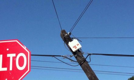Saltillo: Poste de Telmex a punto de caer; en riesgo integridad de peatones y automovilistas