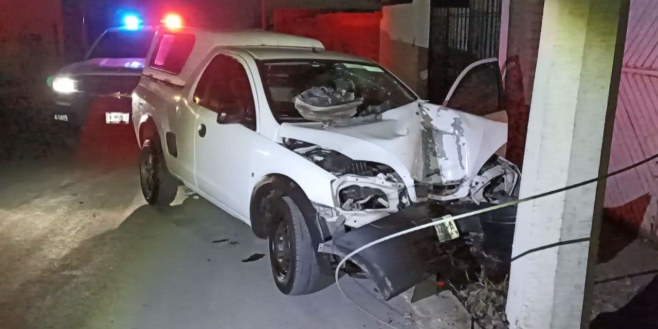Saltillo: Ebrios destrozan poste y abandonan camioneta en Postal Cerritos