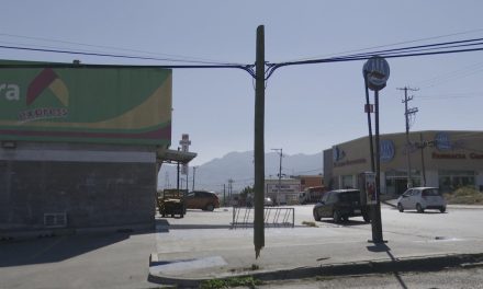 Poste colgante es un peligro en la colonia Azteca