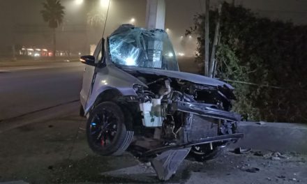 Saltillo: Joven muere prensado contra poste en el bulevar Nazario Ortiz Garza