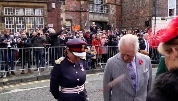Video: Arrojan huevos al Rey Carlos III