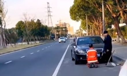 Abuelito barrendero es obligado a pedir perdón arrodillado; todo por ensuciar un auto de lujo