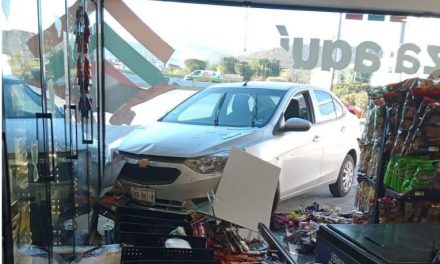 ‘Pensó que era autoservicio’ y conductor derriba fachada de tienda de conveniencia en Saltillo