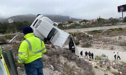 Vuelca camión con cerveza en la Saltillo-Monterrey; Guardia Nacional evita rapiña