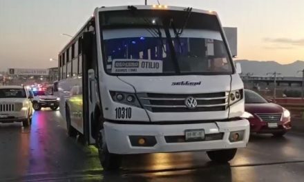 Saltillo: Choca contra dos transportes de personal y provoca caos vehicular en V. Carranza