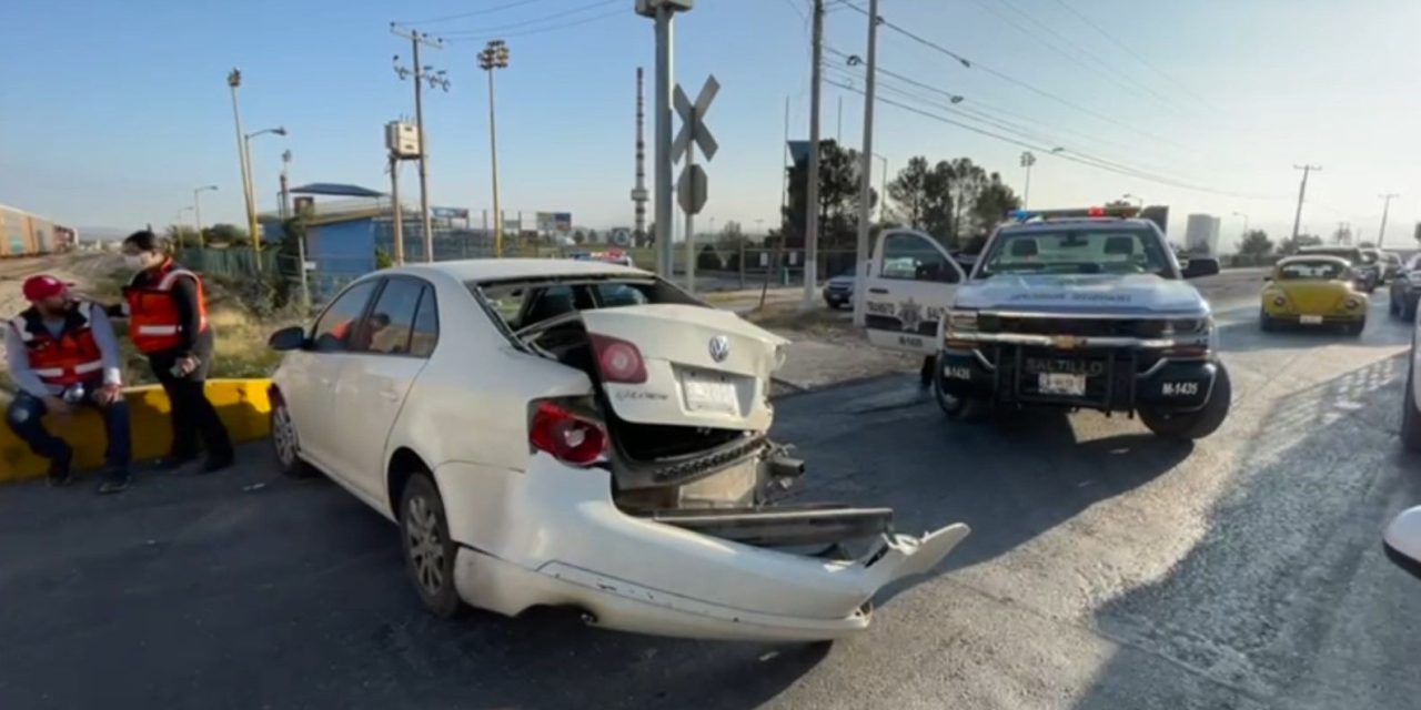 Intenta ganarle el paso al tren y termina accidentado en Saltillo