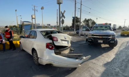 Intenta ganarle el paso al tren y termina accidentado en Saltillo