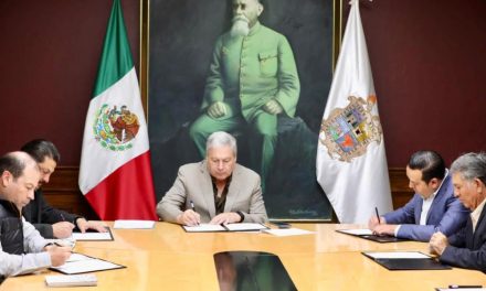 Chema Fraustro firma convenio con la Cámara de la Construcción