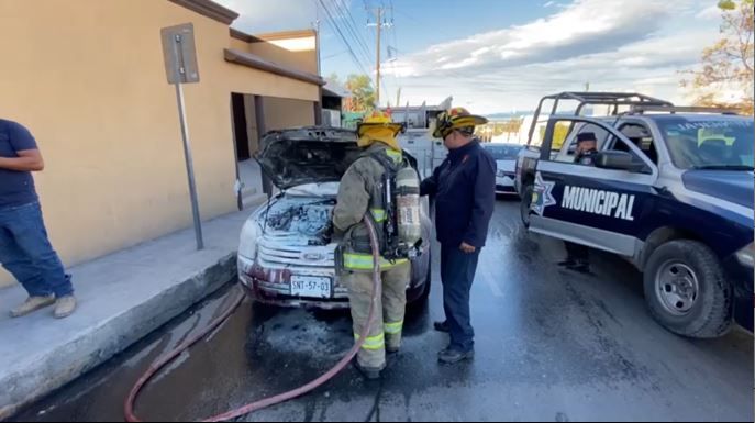 Saltillo: Mujer sale de su vehículo en llamas y salva a sus dos hijos en la Centenario