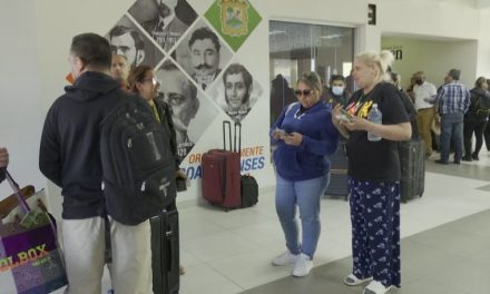 Por neblina, quedan varados más de 600 pasajeros de Viva Aerobús en Ramos Arizpe tras aterrizaje forzoso