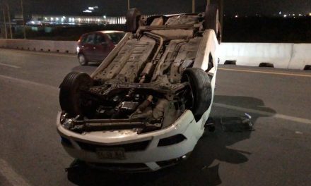 Hombre vuelca en el Isidro Lopez; conducía a exceso de velocidad
