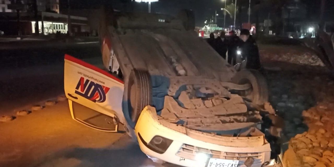 Hombre dormita y termina volcando su vehículo en Saltillo