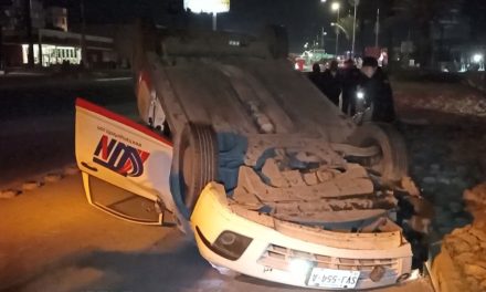 Hombre dormita y termina volcando su vehículo en Saltillo