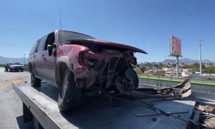 Jóvenes sufren aparatosa volcadura en Saltillo; dicen que un vehículo les cerró el paso