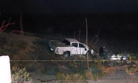Dos hombres terminan lesionados tras sufrir una aparatosa volcadura en la carretera Saltillo-Torreón