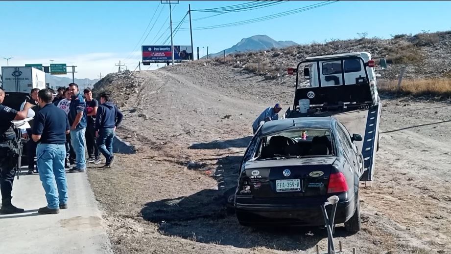 Camión provoca volcadura y huye en Ramos Arizpe 