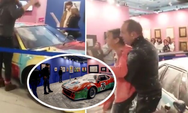 Activistas cubren de harina coche diseñado por Andy Warhol como protesta ecológica en Italia (video)