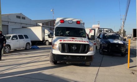 Infarto acaba con vida de hombre exterior de una bodega en Saltillo