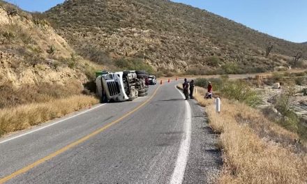 Le gana el peso de la carga y vuelca en la carretera antigua a Monclova