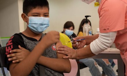 Continúa vacunación a menores en dos puntos de Saltillo
