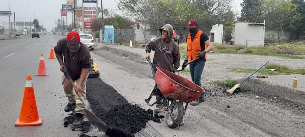 Sigue programa de bacheo en bulevar Paseo de Leones