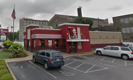 ¿En serio? Cliente le dispara a empleado de un KFC en Estados Unidos porque no había elotes