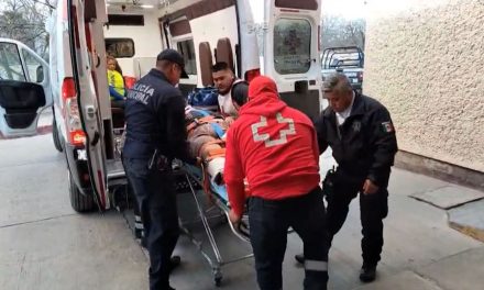 Pareja terminó con lesiones tras sufrir un accidente en motocicleta sobre la carretera Torreón-Saltillo