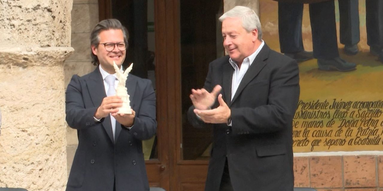 Director de la Orquesta Filarmónica del Desierto de Coahuila recibe presea Manuel Acuña
