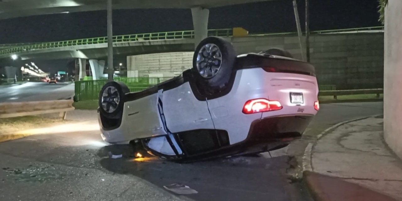 Abandonan camioneta tras volcar en Saltillo