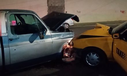 Taxista en evidente estado de ebriedad provoca aparatoso accidente en Saltillo