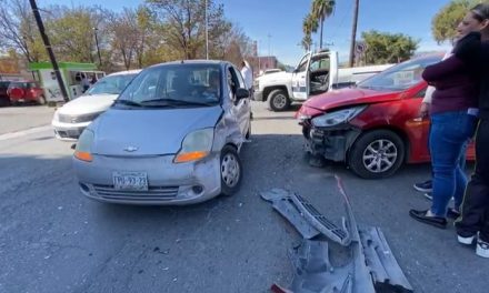 Se pasa luz roja y provoca accidente en la Zona Centro de Saltillo