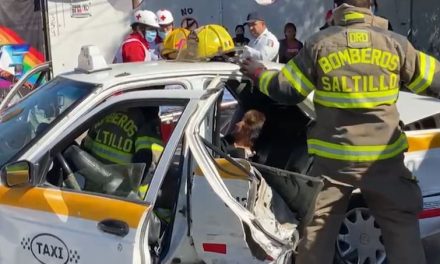 Adultas mayores heridas tras accidente por taxista que ignora señal de alto