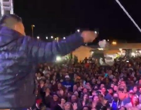 Alcalde de Morena en Coahuila reparte dólares en fiesta de cumpleaños
