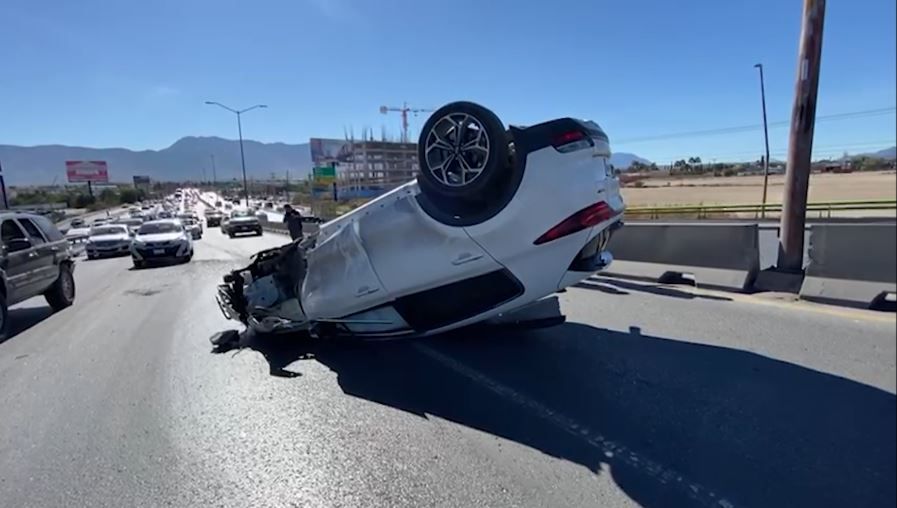 Ciudadano americano vuelca por exceso de velocidad en Saltillo