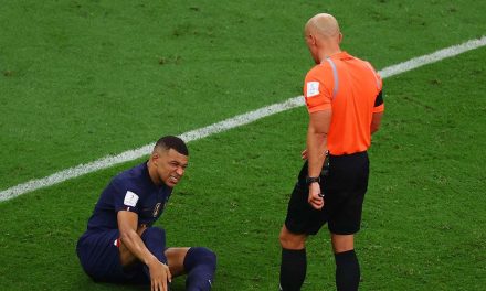 Responde árbitro de la final a los franceses con una foto
