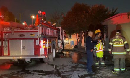 Arde casa en Satélite Norte; vecinos lograron salvar a un hombre