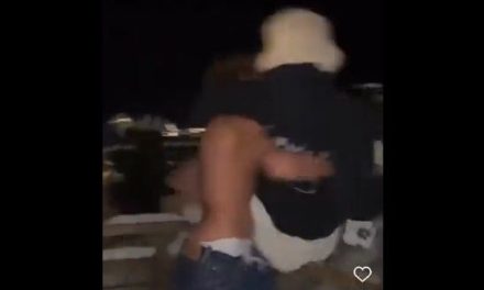 Video: Mujer quería una foto y joven la lanza desde un tercer piso