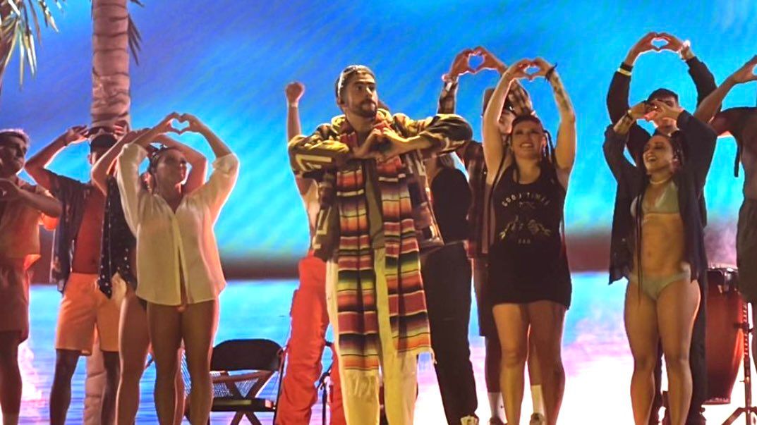 Bad Bunny llevó a Saltillo en el corazón… usa sarape durante concierto en Monterrey