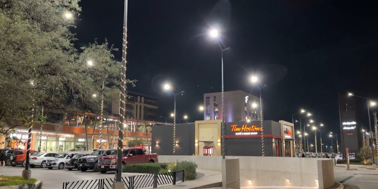 Hombre muere en plaza comercial de Saltillo; colocaba adornos navideños