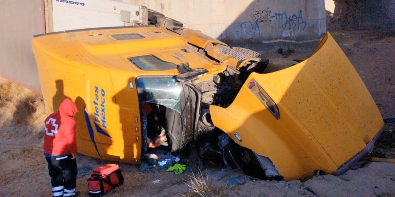 Tráiler cae de un puente dejando una persona lesionada en la Saltillo-Torreón