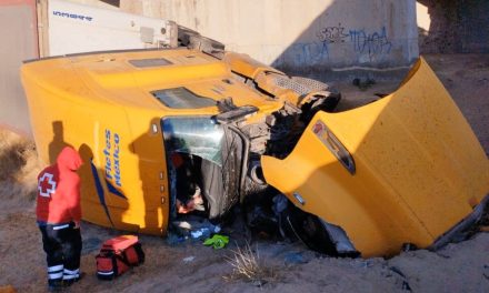 Tráiler cae de un puente dejando una persona lesionada en la Saltillo-Torreón