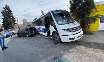 Saltillo: Camión impacta vivienda y vehículo estacionado en la colonia Ejército Constitucionalista