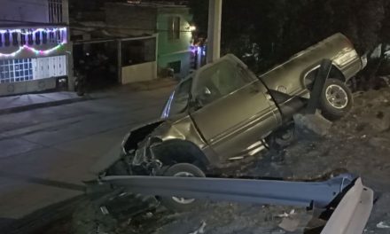 Saltillo: Casi termina cayendo a la lateral; camioneta queda suspendida en vigas de LEA